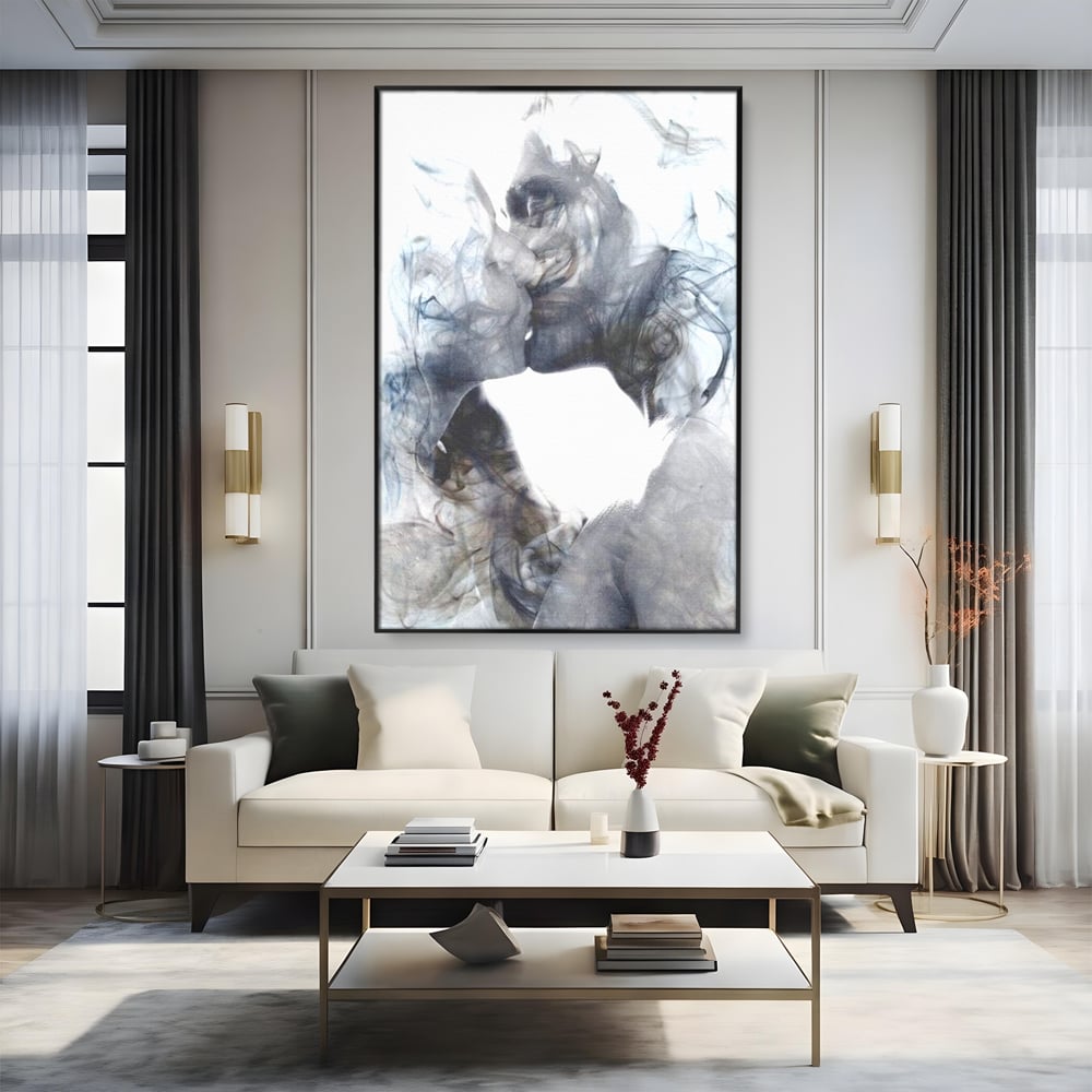 Tablou canvas cu tablou canvas cu siluete in fum, in rama de aluminiu negru, pe perete intr-un living